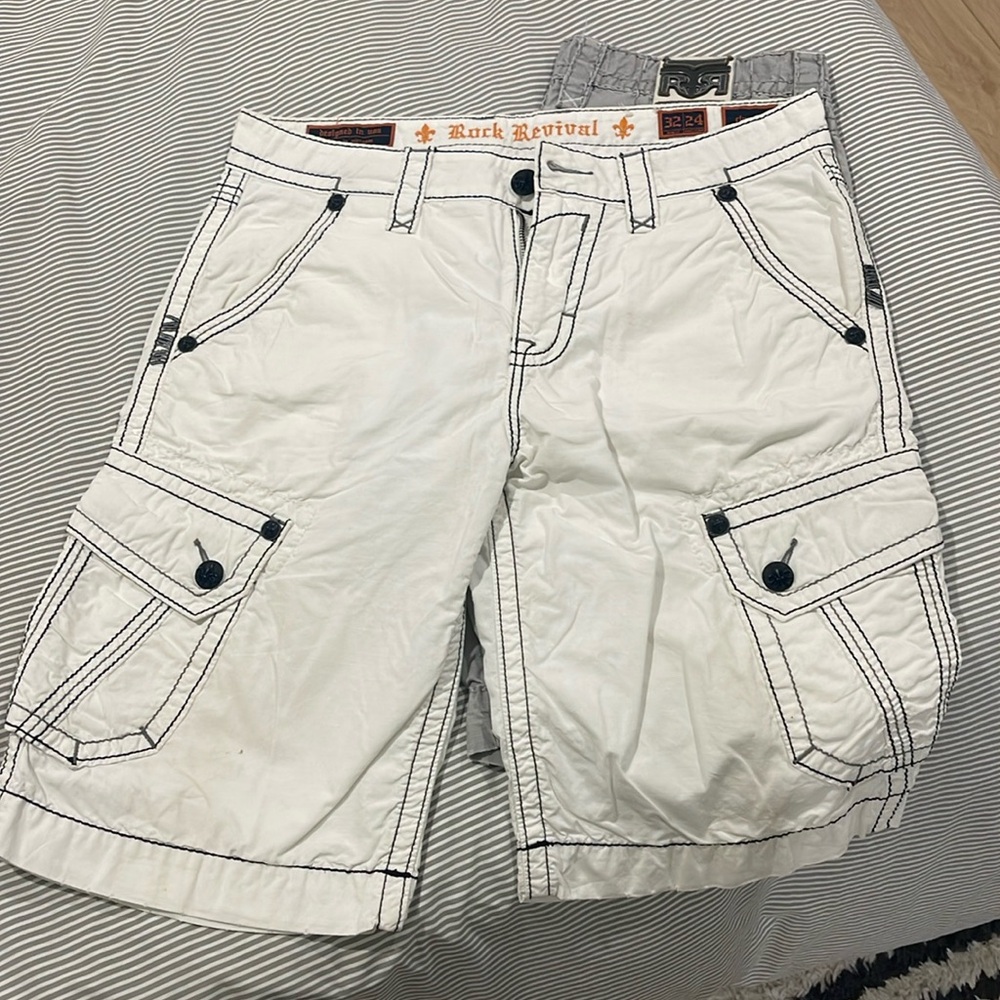 Men's rock revival 32/24 classic fit cargo jeans - like new - worn once too big.